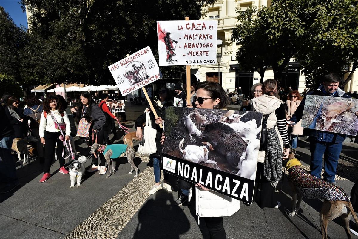 La manifestación contra la caza ha empezado en la plaza de Las Tendillas.