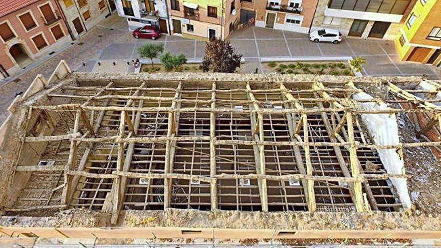 Vista aérea de la estructura de la cubierta del Teatro Municipal de Fuentesaúco, desmontada para su renovación.