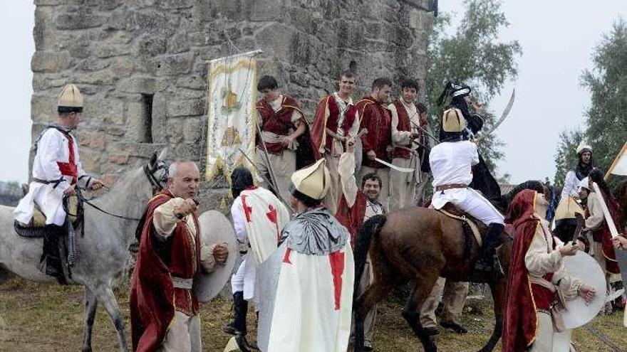 Moros y cristianos combaten en Rairiz de Veiga