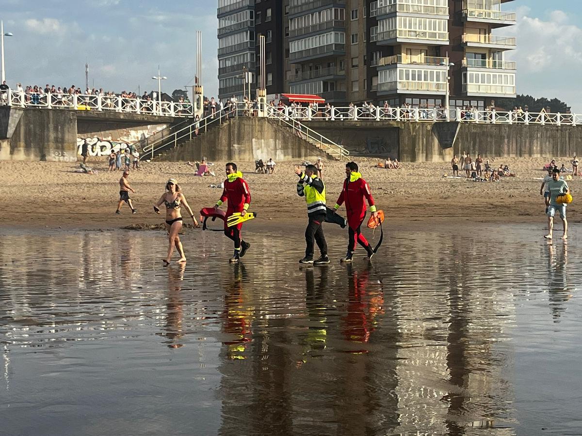 En imágenes: Angustiosa búsqueda de un bañista desaparecido en la playa de Salinas