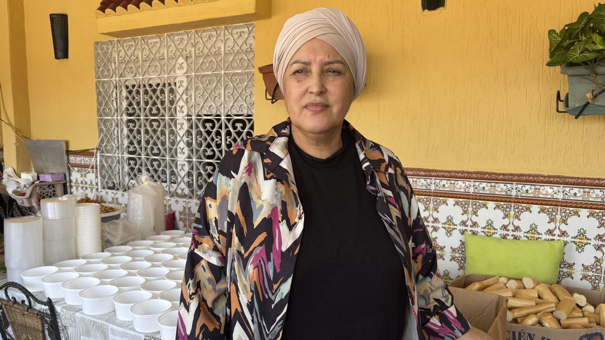 CRISIS EN CEUTA | Sabah, la mujer que ofrece comidas en la crisis migratoria de Ceuta: «Estamos agotados»