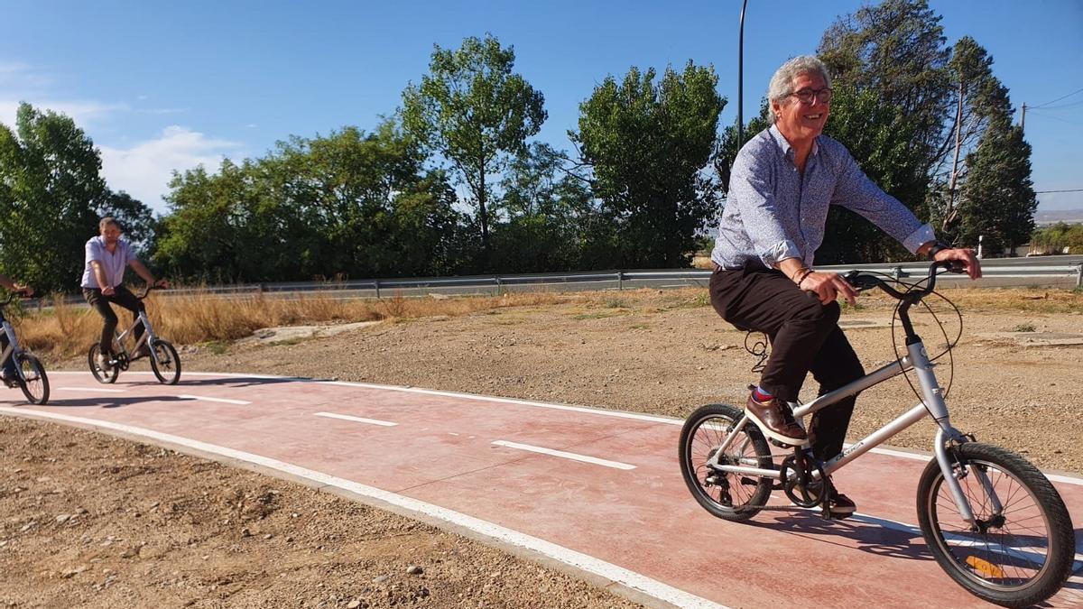 El Director General de Transportes, Gregorio Briz, circula por el carril bici.