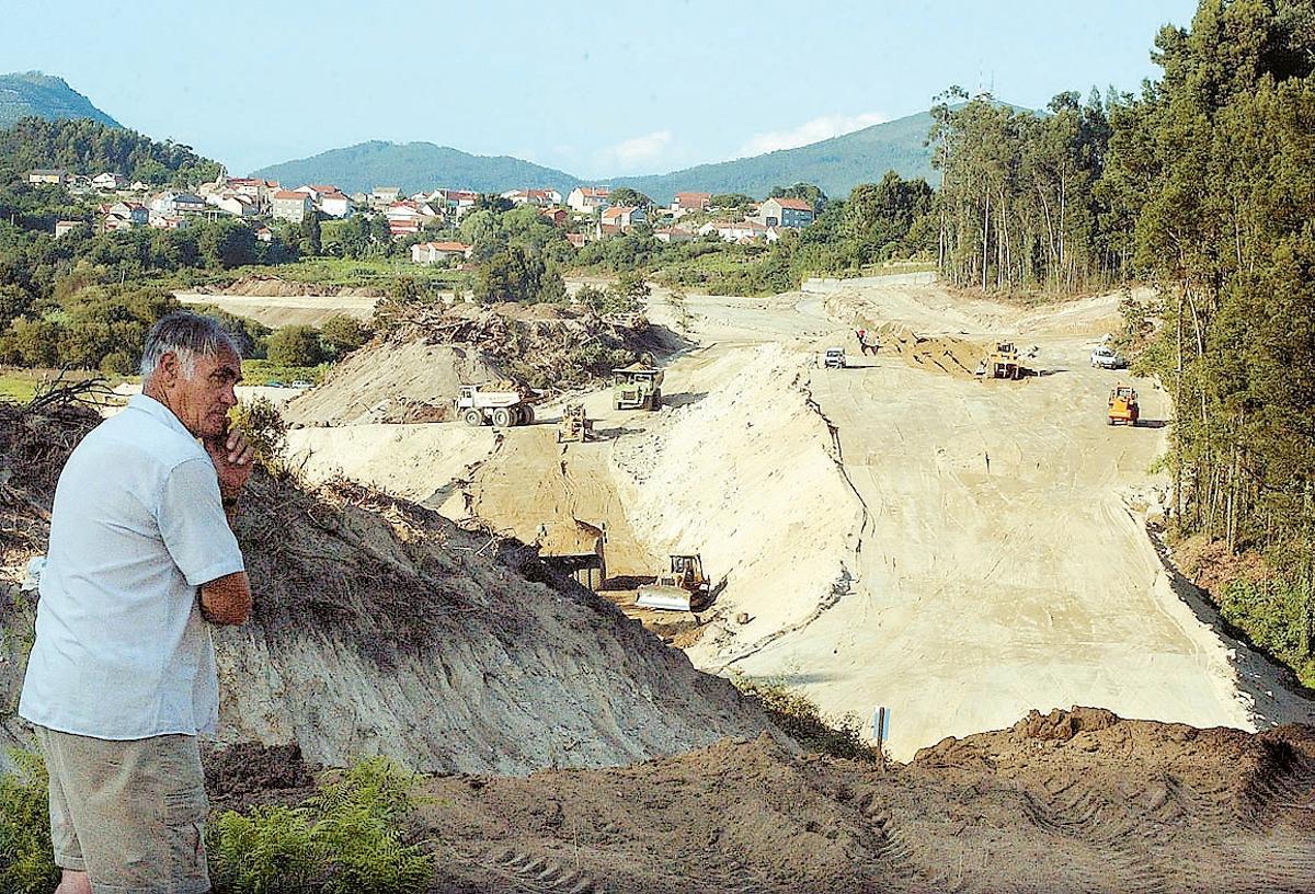 Un vecino contempla las obras de construcción del corredor en 2003.