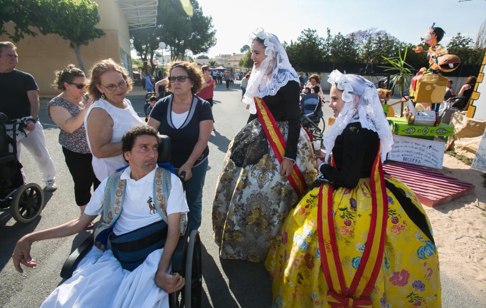 La Asociación de Paralíticos Cerebrales celebró su particular fiesta con su foguera 'En un lugar del cortijo'