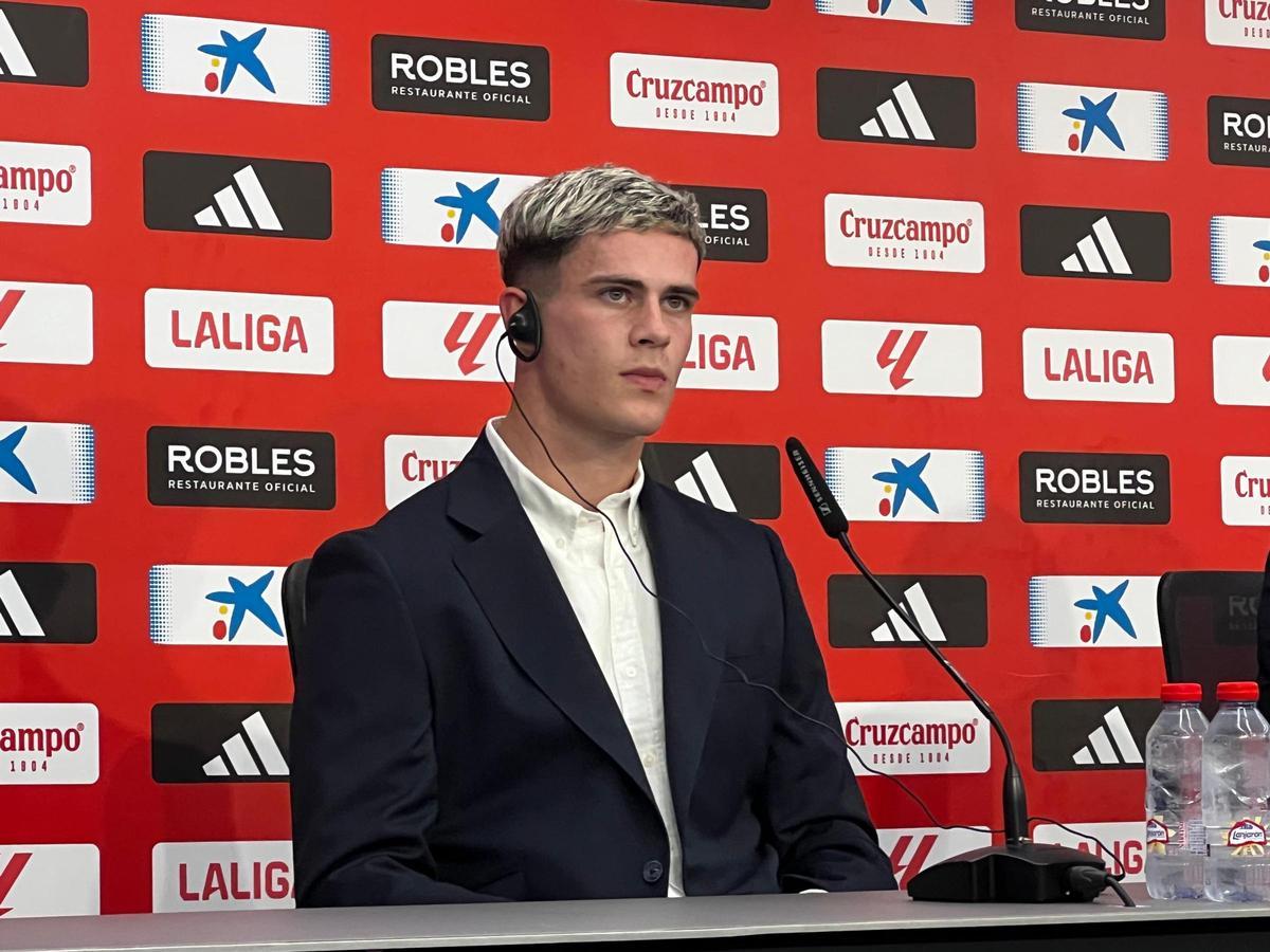 Robbie Ure, en su presentación como nuevo jugador del Sevilla FC