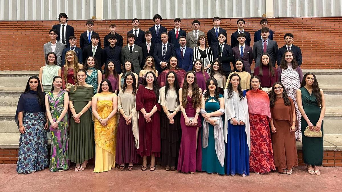 Foto de familia del alumnado del colegio Salesianos Santo Ángel durante la fiesta de graduación.
