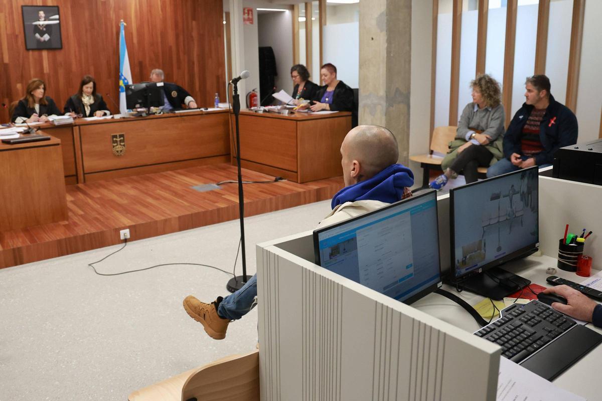 El policía acusado, este martes en el banquillo de la Audiencia de Vigo.