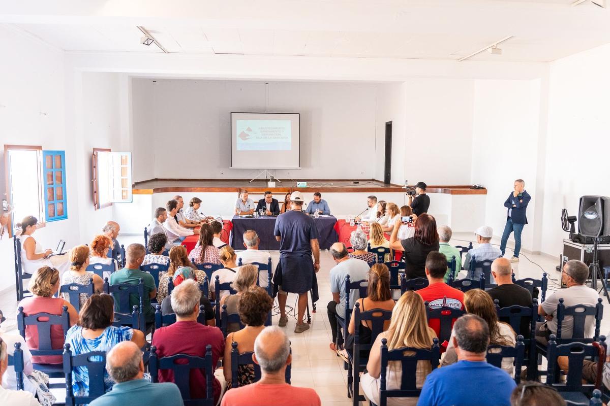 Presentación de la nueva tubería de abastecimiento de agua en La Graciosa