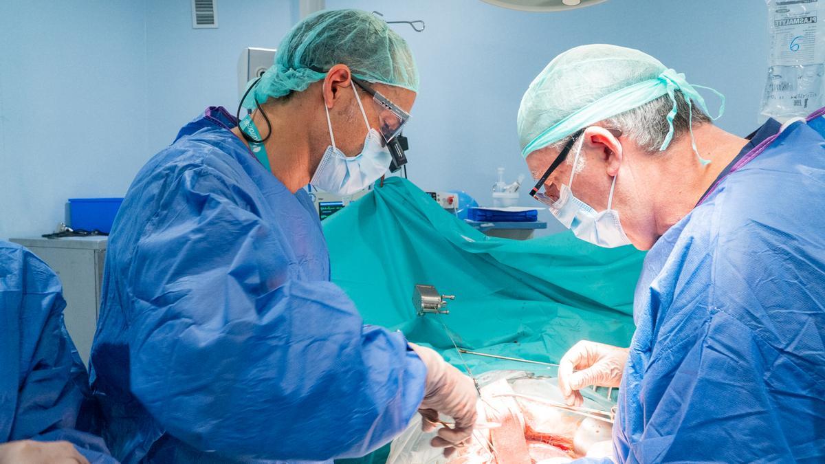 Los doctores César Ramírez y José Antonio Pérez Daga durante la cirugía de páncreas