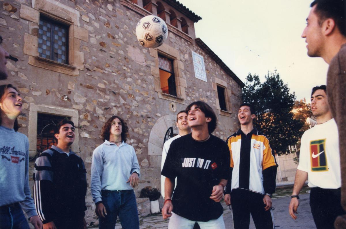 Jofre, en el medio, junto a otros canteranos como Mario en la antigua Masia el año 1998