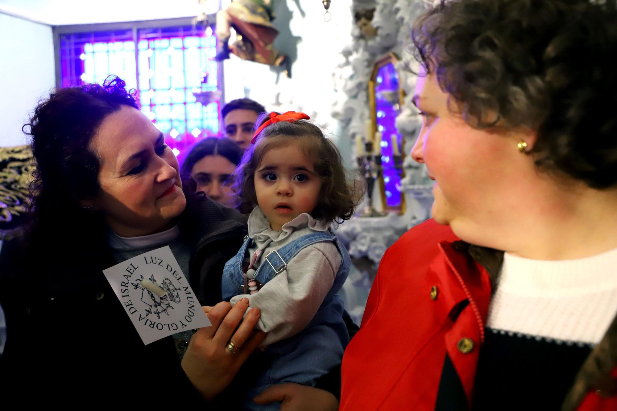 Los niños cordobeses bajo el manto de la Virgen de los Dolores