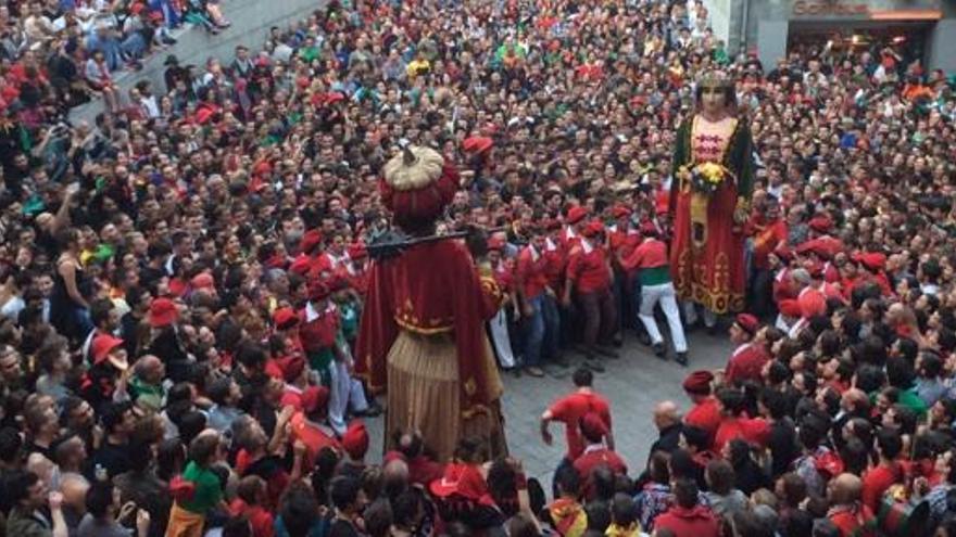 Maces, guites i gegants s&#039;obren pas entre la multitud en el passacarrers de la nit