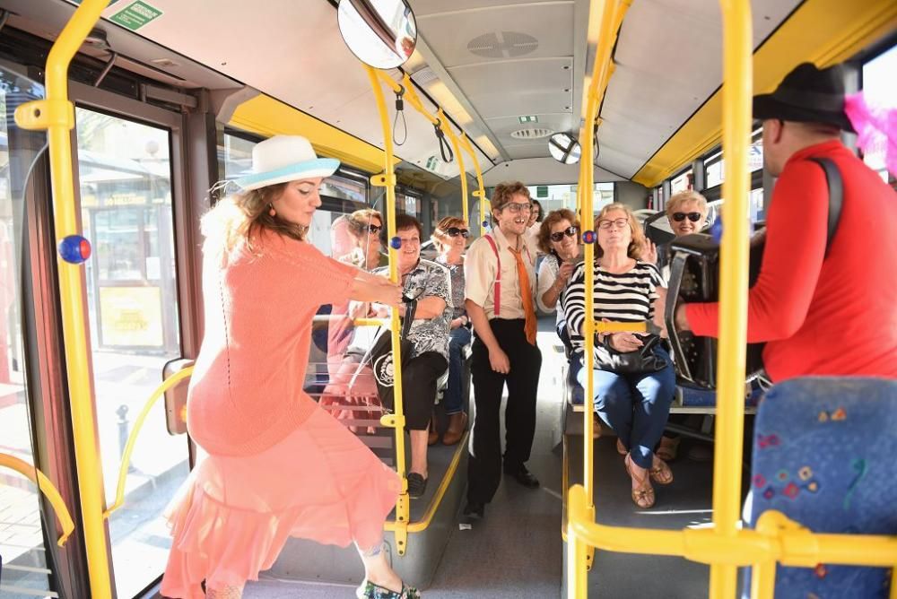 Mucho Más Mayo: actores en autobuses de Cartagena