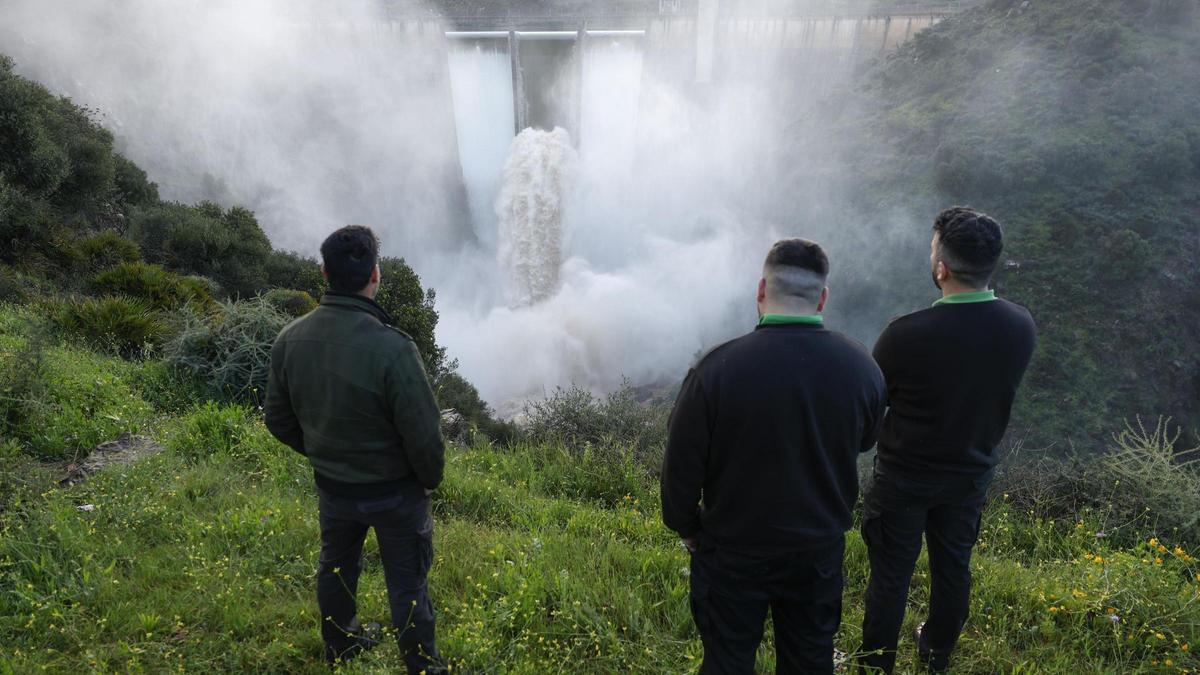 La presa de Casasola alivia agua al verse superado su nivel máximo