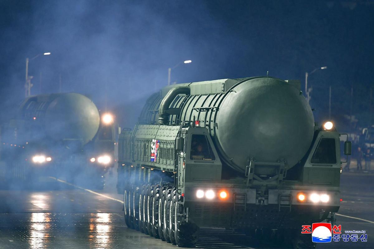 El nuevo misil intercontinental norcoreano Hwasong-20, durante el desfile militar con motivo del 80 aniversario del Partido de los Trabajadores.