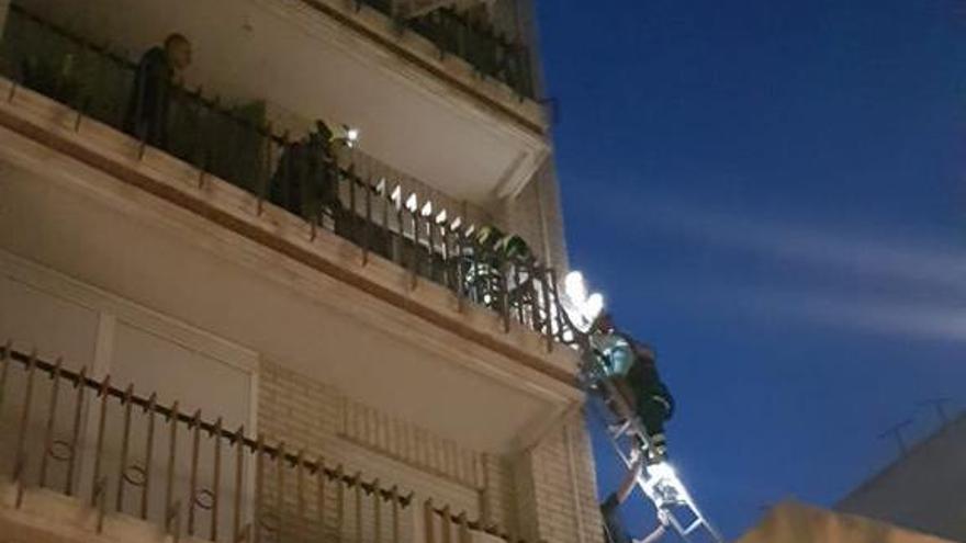 Atrapado en el tejado al intentar salir de su casa por el balcón del vecino