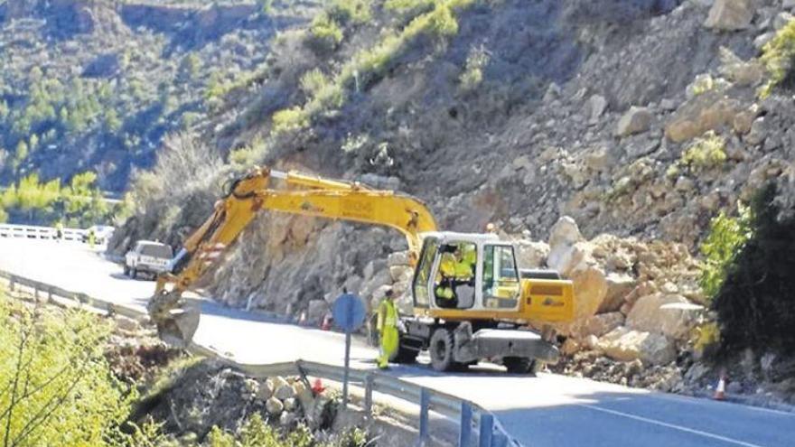 Paran la retirada de rocas en la A-132 tras denunciar que se tiraban al río