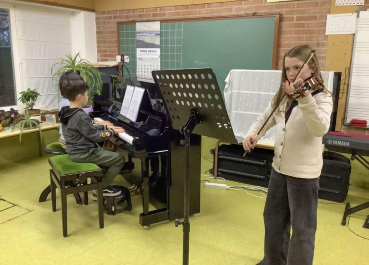 Unos 180 alumnos de instrumento de la Escuela de Música Duquesa Pimentel participan en audiciones