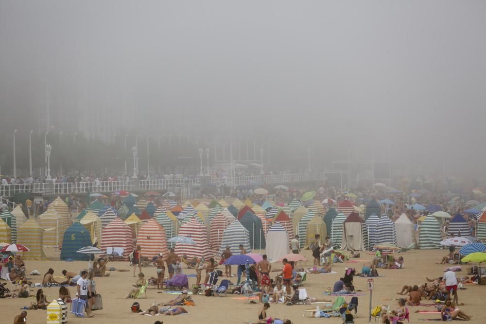 El manto de niebla sigue cubriendo Gijón