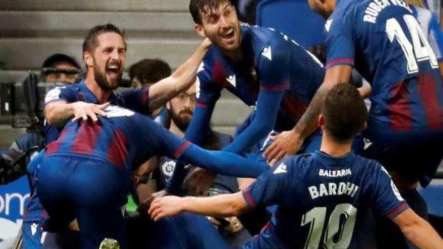 Los jugadores del Levante festejan la victoria. // Efe