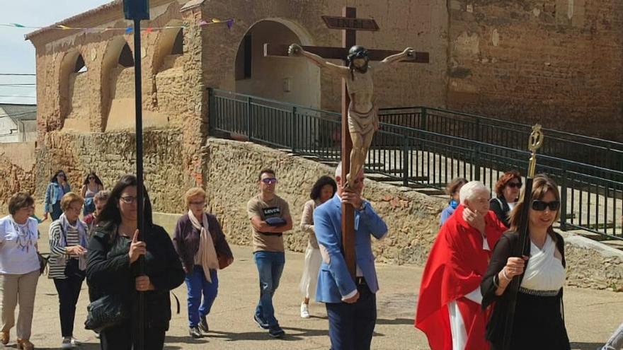 Quintanilla del Olmo saca en procesión al Cristo de la Salud