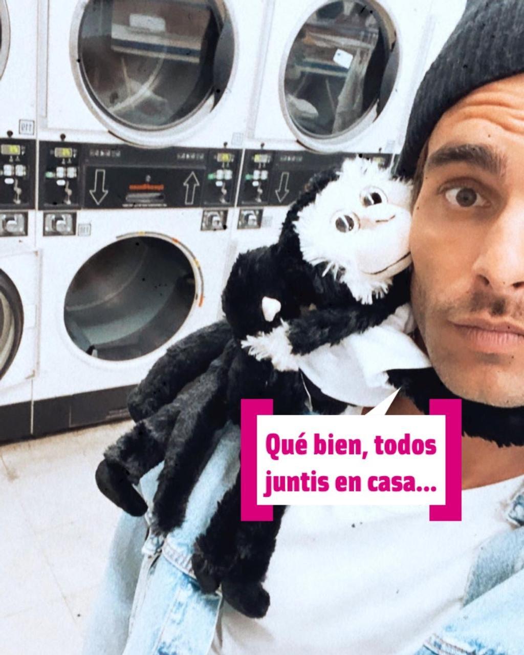 Jon Kortajarena con su mono en casa
