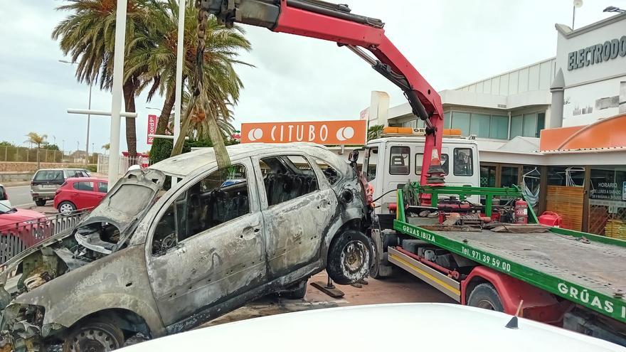Mañana de accidentes con un coche quemado y un &#039;jeep&#039; volcado en Ibiza