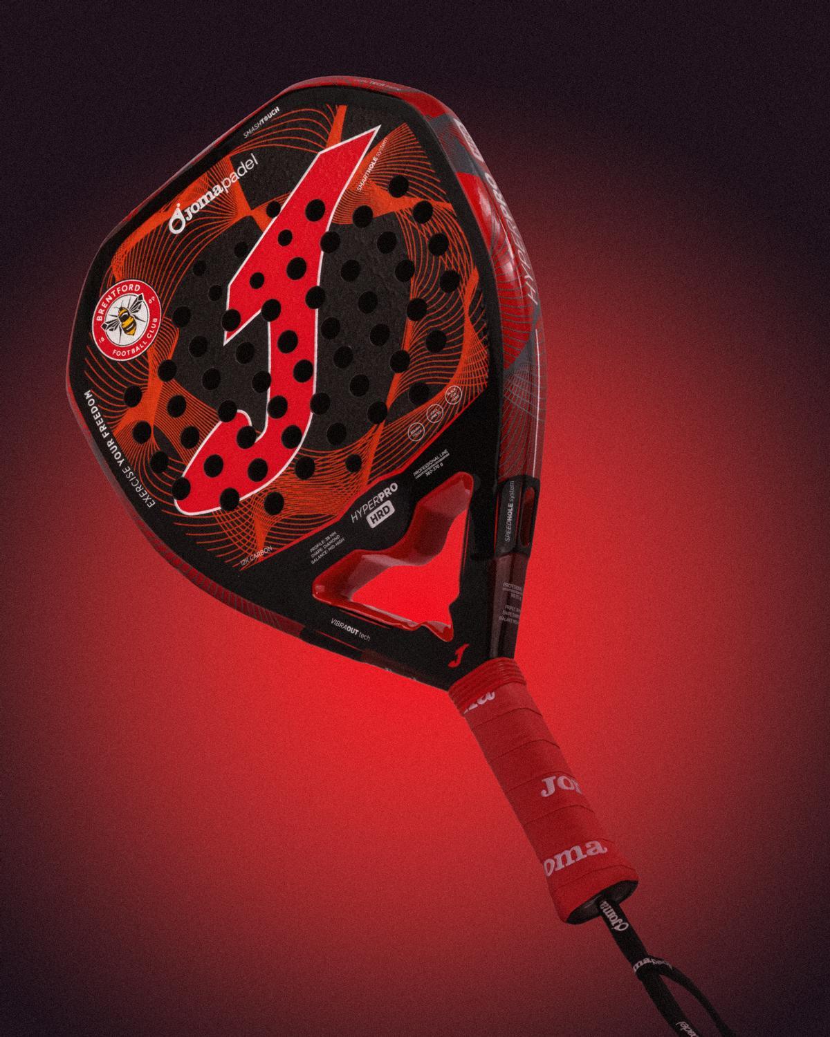 La pala con los colores del club inglés