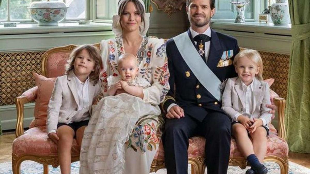 Carlos Felipe de Suecia con Sofía, su mujer, y sus hijos.