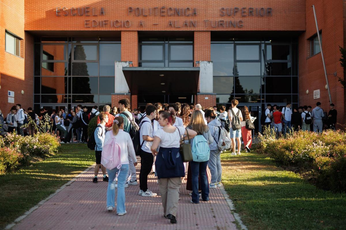 Archivo - Estudiantes repasan apuntes antes de iniciar los exámenes del primer día de la Evaluación de Acceso a la Universidad (EvAU),  en la Universidad Autónoma de Madrid, a 3 de junio de 2024, en Cantoblanco, Madrid (España).