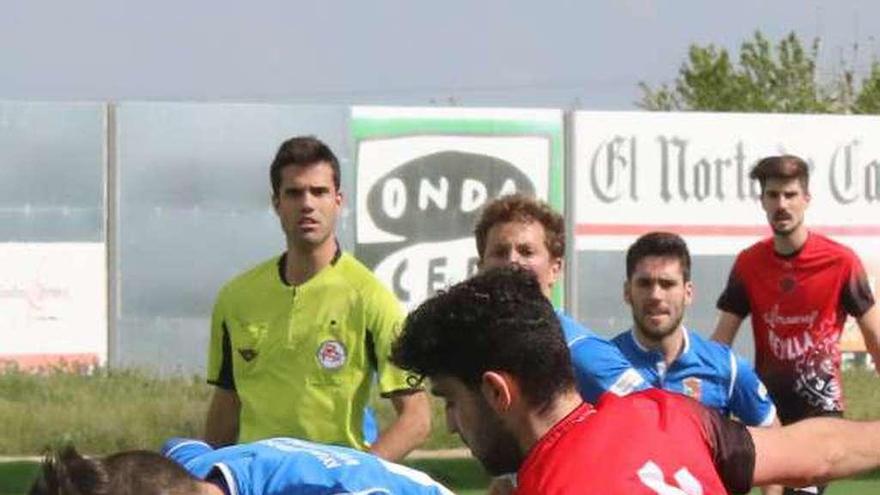 Noel recibe una dura entrada de un defensor rival.