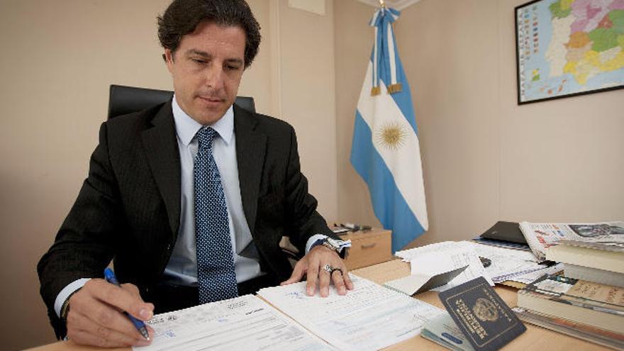 Pablo de Angelis, cónsul de Argentina, a su llegada a las islas en 2012