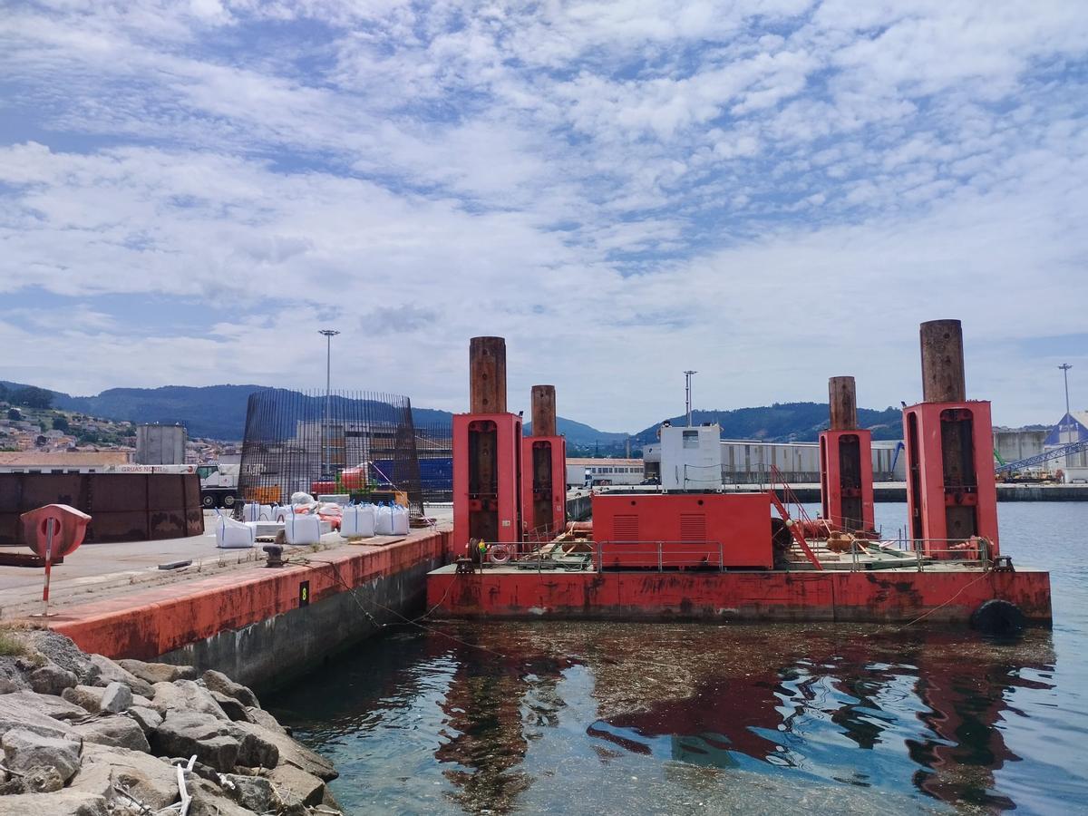 Pontona en el Puerto de Marín que se utilizará en las obras