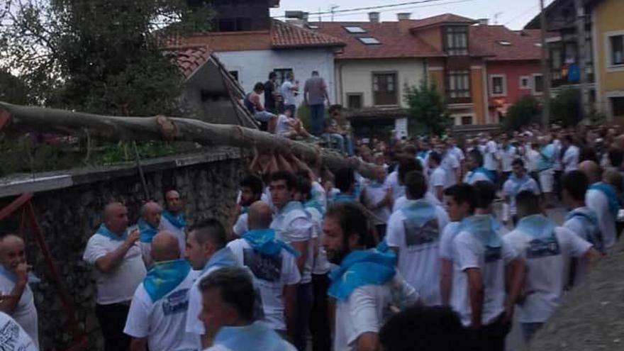 Nueva de Llanes planta una hoguera de 40 metros en honor a La Blanca