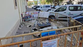 Cuatro meses con una fosa de aguas fecales abierta en plena calle en Xàbia