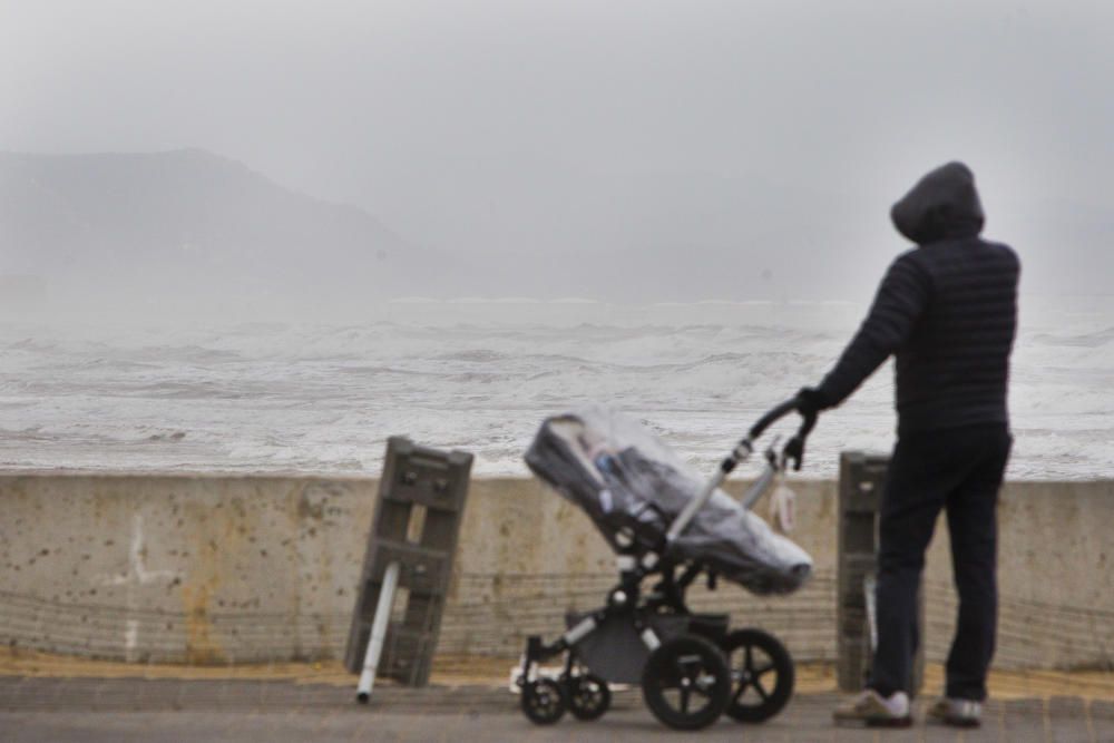 Las playas de la Malva-rosa, el Cabanyal y la Marina tras el temporal marítimo.