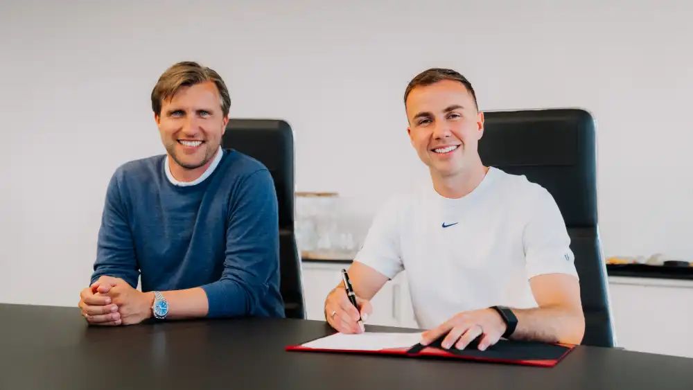 Mario Götze firma por el Eintracht | @Eintracht