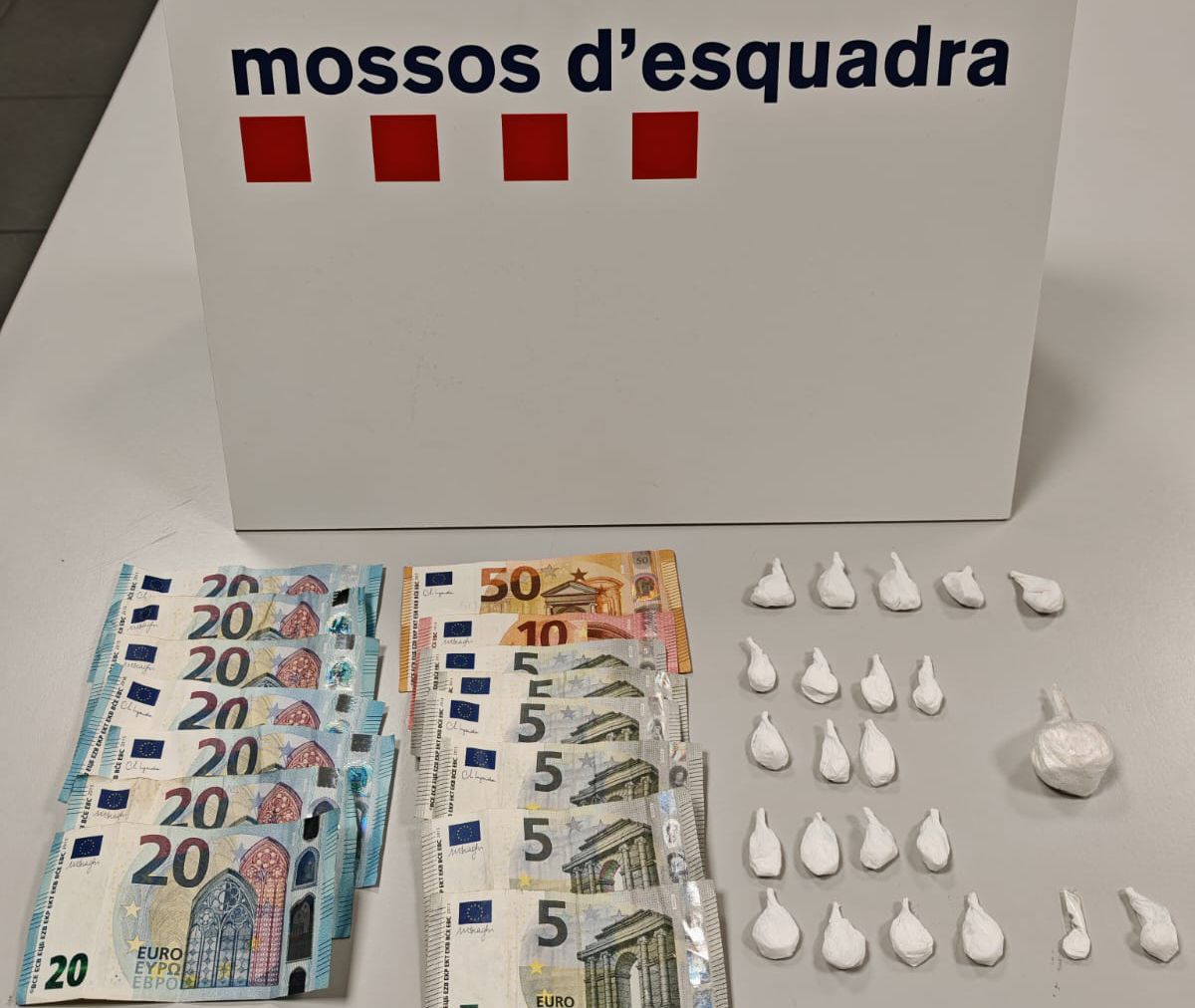 Droga incautada en un bar de Santa Coloma de Gramenet por los Mossos d'Esquadra