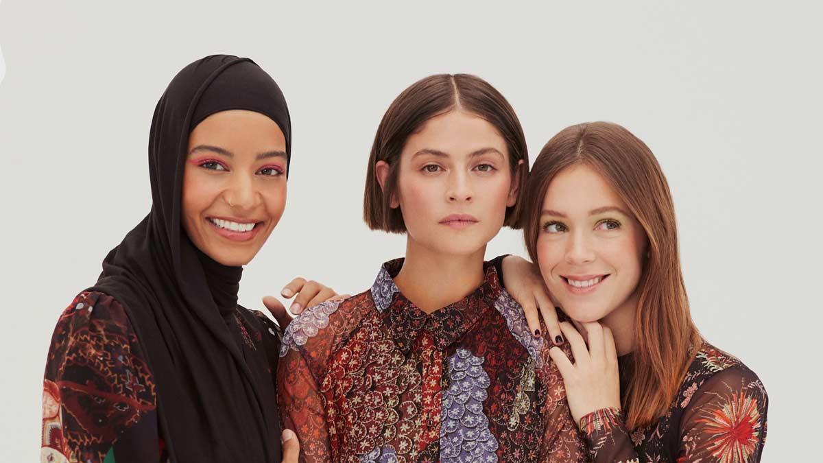 Hajar Brown, Alba Galocha y Georgina Amorós muestran la nueva colección de Desigual x Mr Christian Lacroix