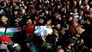 Habitantes de Nablus participan en el funeral de cinco palestinos muertos durante un ataque israelí, el pasado 18 de noviembre.