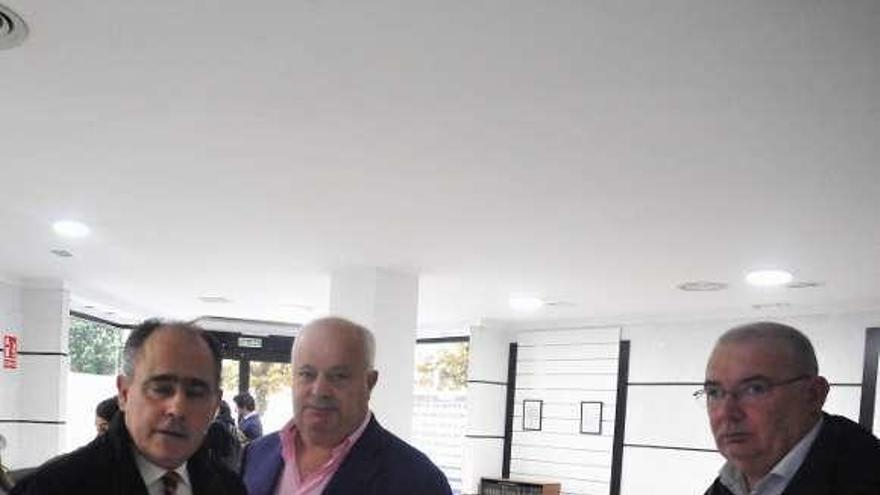 Arturo Parrado visitó la nueva oficina de Amigos de Galicia. // I. Abella