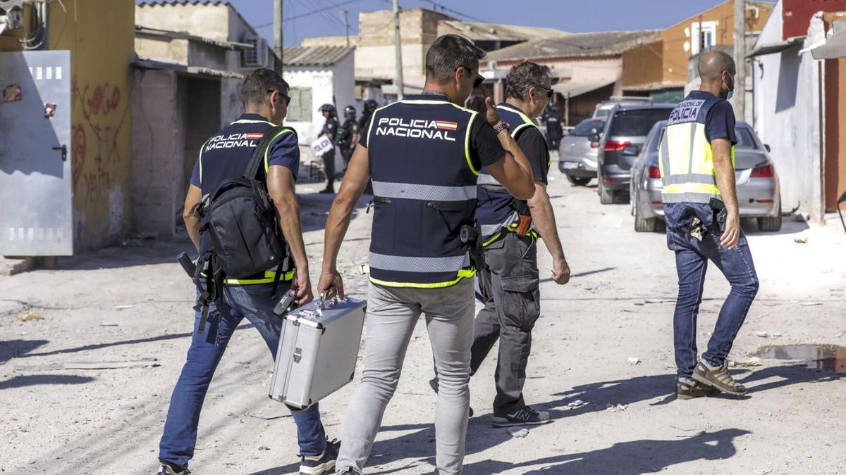 Agentes de la Policía Nacional en una operación antidroga en Son Banya, en Palma.