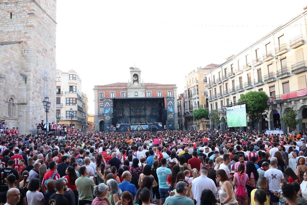 Las calles y bares de Zamora repletos para ver la final por el ascenso a Segunda
