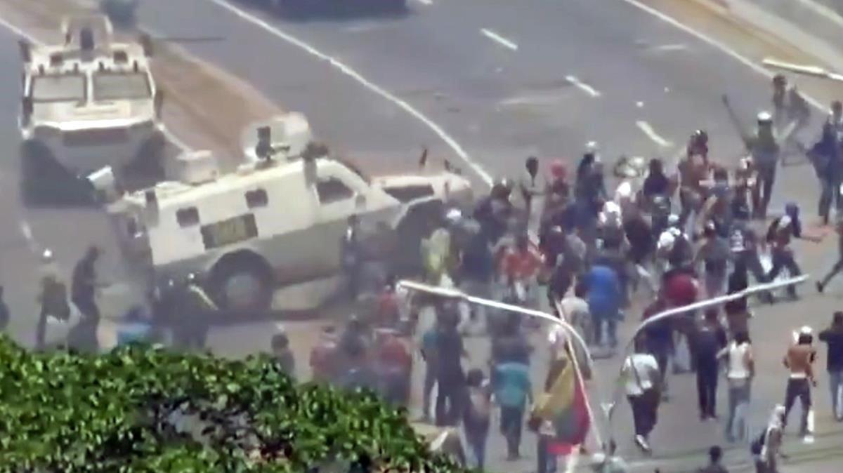 Momento en que una tanqueta antidisturbios embiste a los manifestantes. 