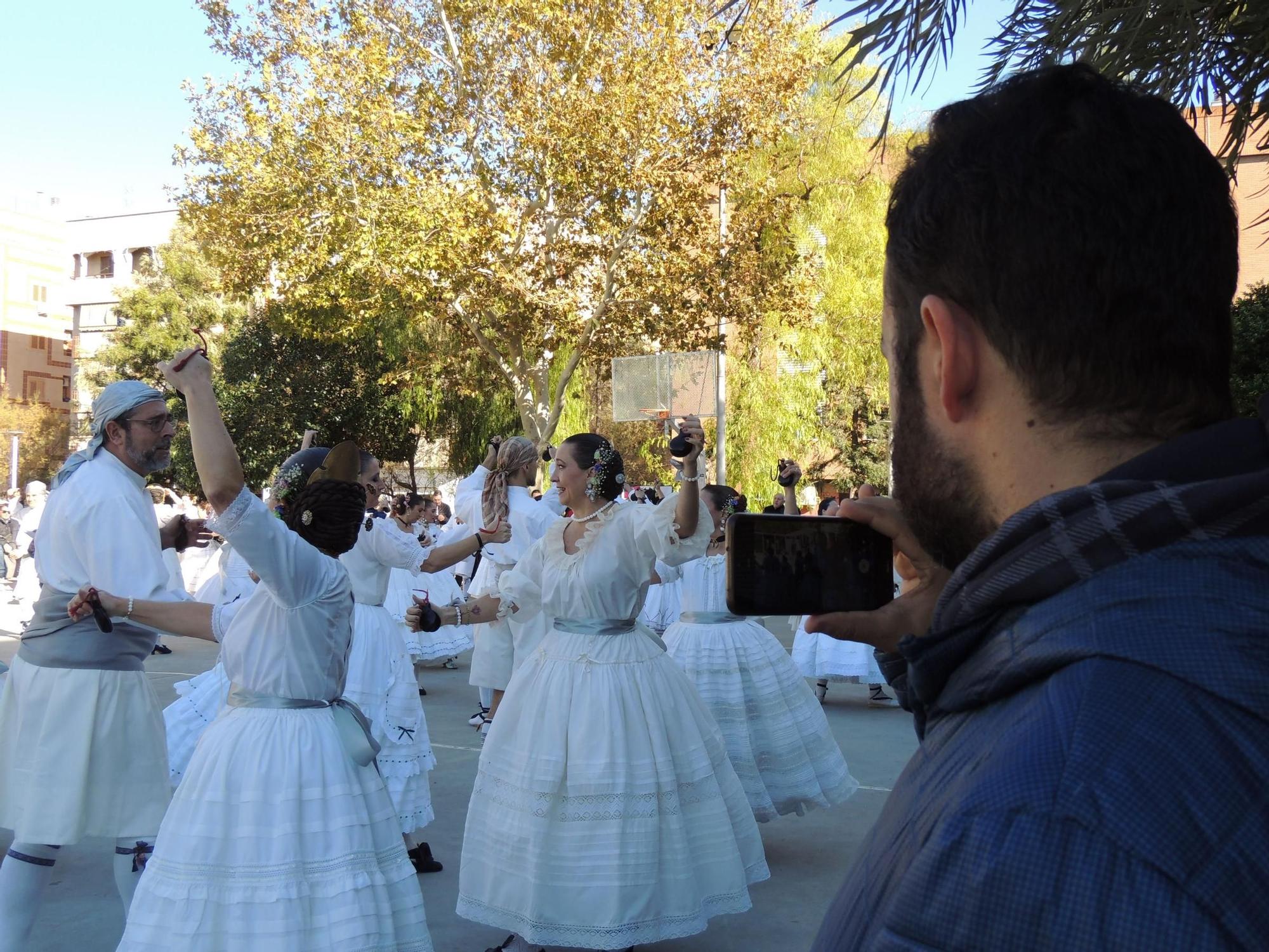 Así fue la espectacular "dansà" en ropa interior de la falla Mont de Pietat