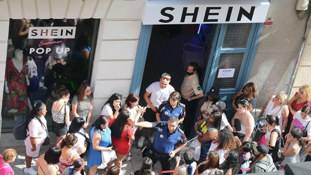 Colas en la tienda ’pop up’ de Shein.