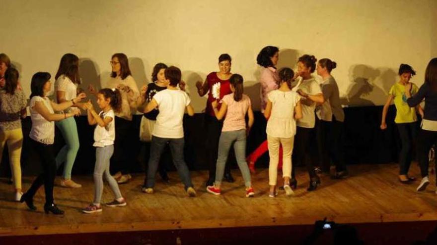 Exhibición de baile sobre el escenario del Teatro Municipal de Fuentesaúco.