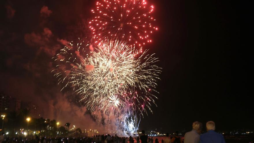 Pirotecnia Ferrández ilumina el cielo alicantino en la tercera jornada del concurso de fuegos artificiales de Alicante