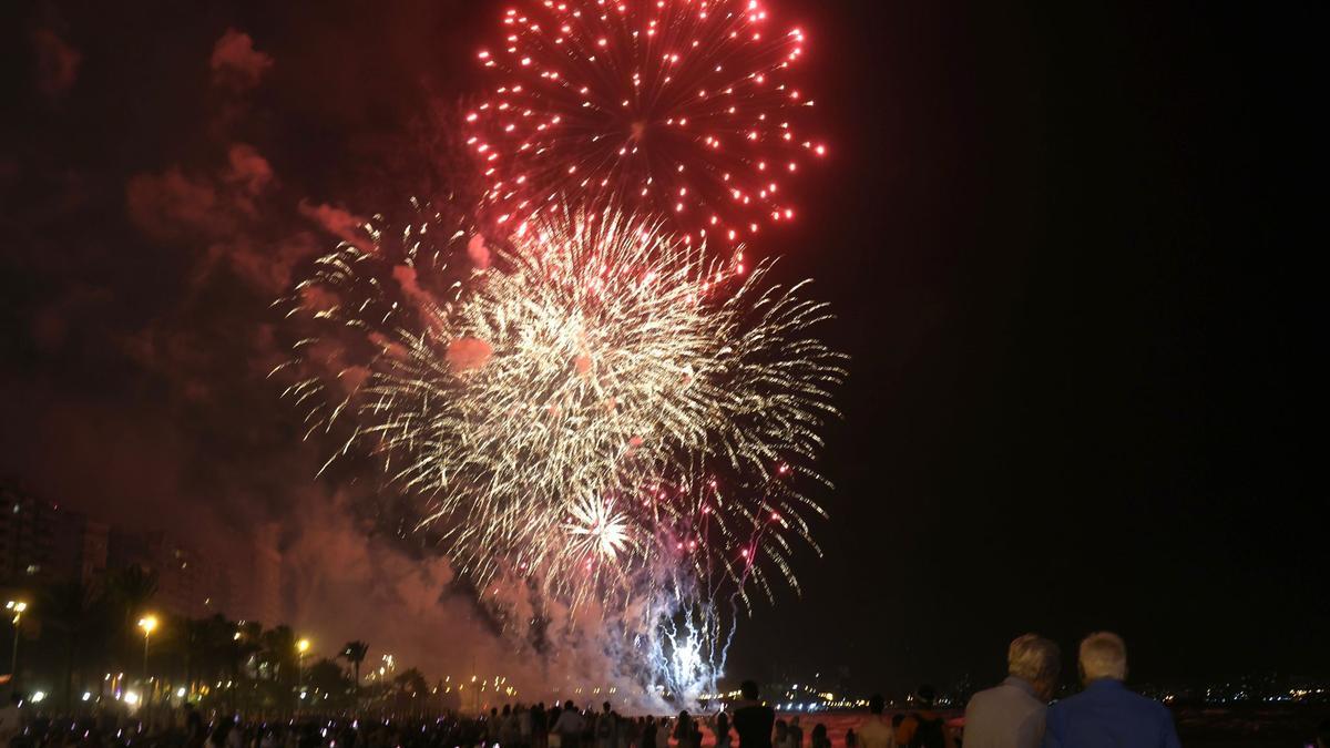 Pirotecnia Ferrández ilumina el cielo alicantino en la tercera jornada del concurso de fuegos artificiales de Alicante