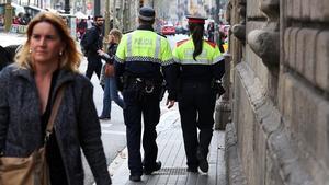  Una pareja mixta de Mossos y Guardia Urbana, patrullando por Barcelona.